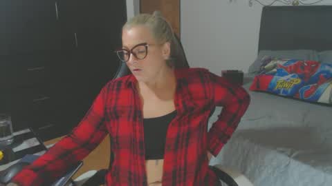 Snapshot of perlagoloza05 chatting on February 20, 4:18 am goloza online show from February 20, 4:18 am