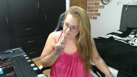 Snapshot of perlagoloza05 chatting on February 5, 4:17 am goloza online show from February 5, 4:17 am