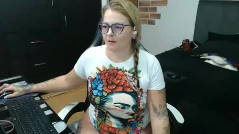 Snapshot of perlagoloza05 chatting on February 25, 2:21 am goloza online show from February 25, 2:21 am