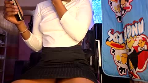 Snapshot of petite_loverr chatting on July 6, 6:10 am Petite loverr online show from July 6, 6:10 am