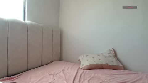 Snapshot of petite_marie_ chatting on November 17, 10:15 pm petite_marie_ online show from November 17, 10:15 pm