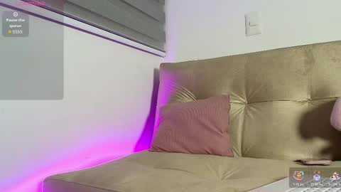 Snapshot of petite_marie_ chatting on March 8, 3:10 am petite_marie_ online show from March 8, 3:10 am