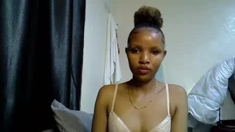 Snapshot of petite_melinda chatting on June 11, 2:53 am petite_melinda online show from June 11, 2:53 am