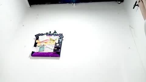 Snapshot of petiteivoryqueen chatting on December 17, 2:50 am danna online show from December 17, 2:50 am