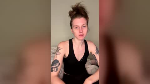 Snapshot of petiteratt chatting on May 17, 11:12 pm I am very new and dont know what im doing lol online show from May 17, 11:12 pm