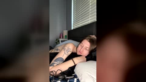 Snapshot of petiteratt chatting on May 27, 11:35 pm I am very new and dont know what im doing lol online show from May 27, 11:35 pm