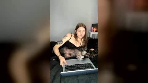 Snapshot of petiteratt chatting on May 30, 11:13 pm I am very new and dont know what im doing lol online show from May 30, 11:13 pm