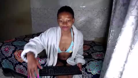 petitesammy online show from May 13, 6:05 pm