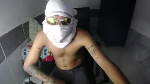 petty_boy777 online show from May 5, 2:19 am