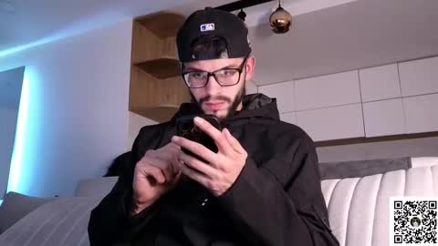 phantom_bigger1 online show from February 1, 10:52 pm