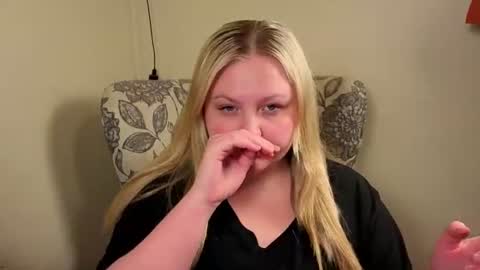 Snapshot of phatassblond chatting on June 14, 5:31 am PhatAssBlond online show from June 14, 5:31 am