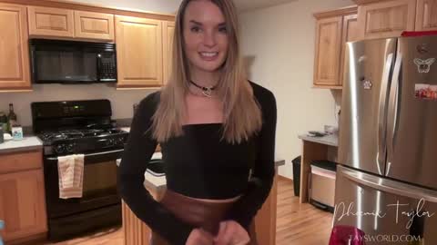 PHOENIX TAYLOR online show from February 6, 3:33 am