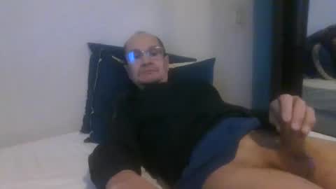 Snapshot of pichoun71 chatting on December 21, 10:06 am pichoun71 online show from December 21, 10:06 am