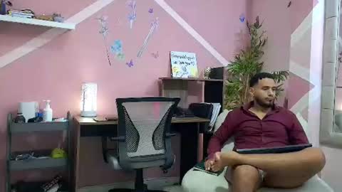 pineappleflipped online show from August 6, 3:08 am