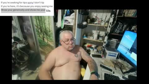 Snapshot of pini_z chatting on January 15, 8:58 pm pini_z online show from January 15, 8:58 pm