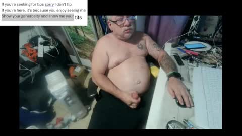Snapshot of pini_z chatting on February 11, 8:42 pm pini_z online show from February 11, 8:42 pm