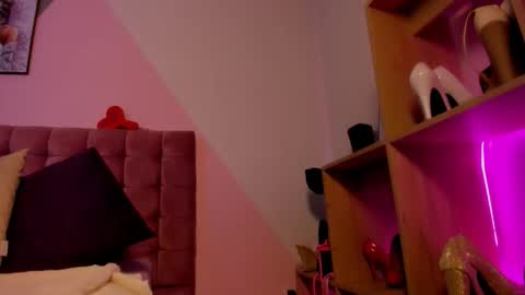 Snapshot of pink_secret chatting on February 24, 1:31 pm pink_secret online show from February 24, 1:31 pm