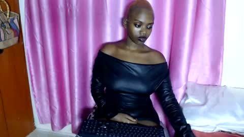 Snapshot of pinkdomina01 chatting on June 15, 9:17 pm pinkdomina01 online show from June 15, 9:17 pm