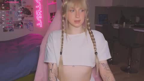 pinkvenom_ online show from December 1, 10:42 am