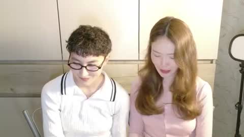 Li long hair and Ru short hair online show from June 12, 8:30 pm