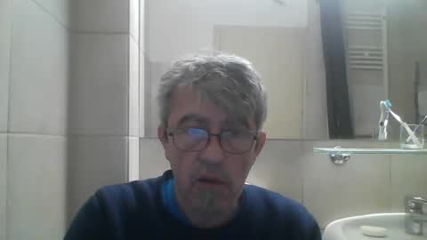 Snapshot of pipi2704 chatting on December 29, 8:00 am pipi2704 online show from December 29, 8:00 am
