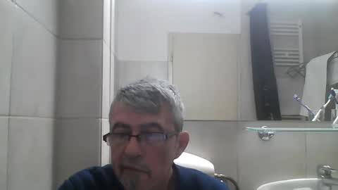 Snapshot of pipi2704 chatting on January 1, 4:50 pm pipi2704 online show from January 1, 4:50 pm