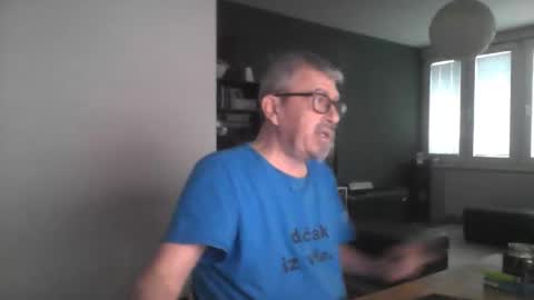 Snapshot of pipi2704 chatting on April 2, 7:06 am pipi2704 online show from April 2, 7:06 am