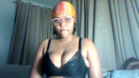 pretty_dee1 online show from July 27, 3:13 am