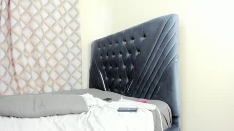 pretty_peshy online show from April 22, 7:11 am