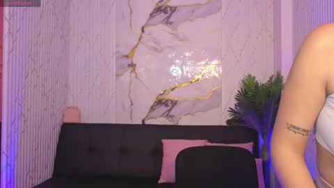 pretty_tay online show from April 21, 11:38 am