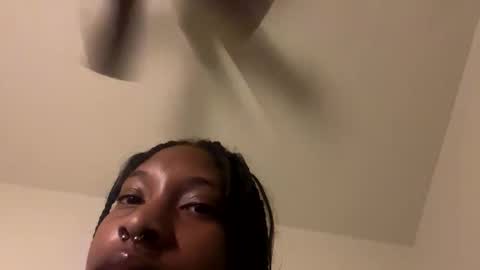 Snapshot of prettyfacefemale chatting on October 13, 1:05 am prettyfacefemale online show from October 13, 1:05 am