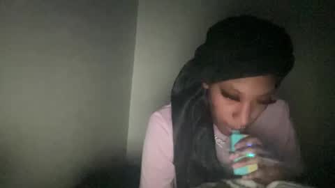 Snapshot of prettyfacefemale chatting on February 21, 10:16 am prettyfacefemale online show from February 21, 10:16 am