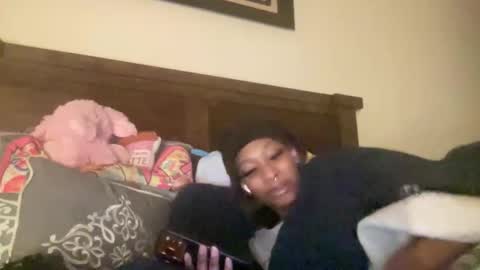 Snapshot of prettyfacefemale chatting on February 22, 2:34 am prettyfacefemale online show from February 22, 2:34 am