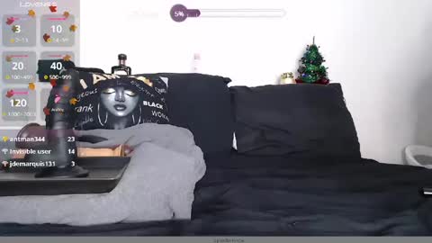 Snapshot of queen_barbie_ chatting on December 18, 3:26 am Barbie online show from December 18, 3:26 am