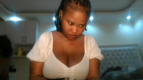 Snapshot of queen_kikih chatting on June 15, 1:08 am Queen kikih online show from June 15, 1:08 am