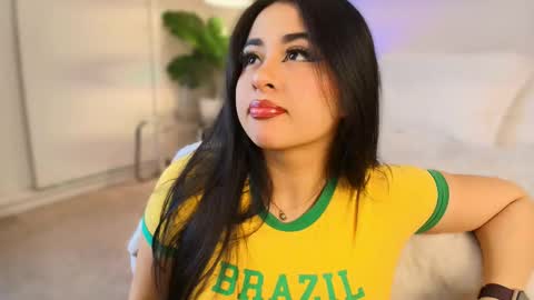 Snapshot of queen_liana chatting on February 19, 7:04 am Liana online show from February 19, 7:04 am