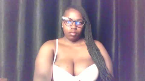 Snapshot of queen_melanine chatting on June 7, 3:43 am QUEEN online show from June 7, 3:43 am