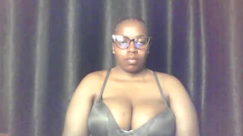 Snapshot of queen_melanine chatting on June 11, 4:21 am QUEEN online show from June 11, 4:21 am