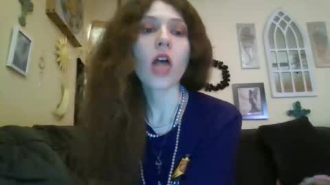 queencrimsonlvx online show from May 8, 11:15 am