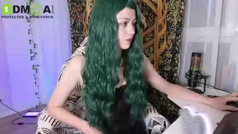 Snapshot of queenofwandss chatting on July 4, 8:26 pm follow my new insta online show from July 4, 8:26 pm