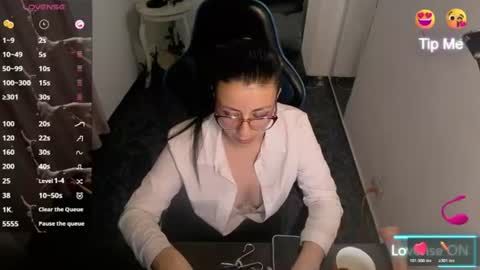 Snapshot of queenrose94 chatting on June 18, 9:30 pm queenrose94 online show from June 18, 9:30 pm