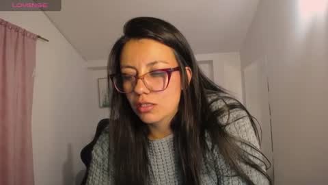 Snapshot of queenrose94 chatting on June 27, 4:56 pm queenrose94 online show from June 27, 4:56 pm