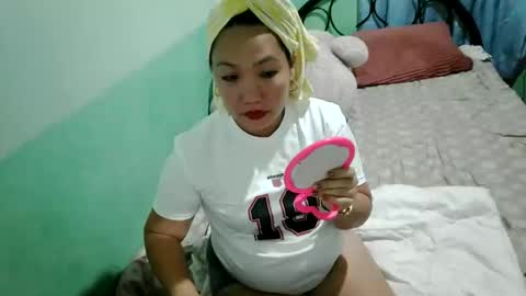 Snapshot of quelly40 chatting on February 23, 6:33 am quelly40 online show from February 23, 6:33 am