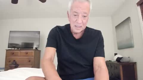 Snapshot of quest_one chatting on December 21, 12:51 am Jim online show from December 21, 12:51 am