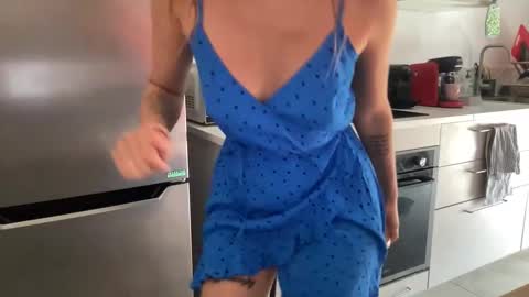 Snapshot of quinnyelena chatting on June 4, 10:32 am Quinnyelena online show from June 4, 10:32 am