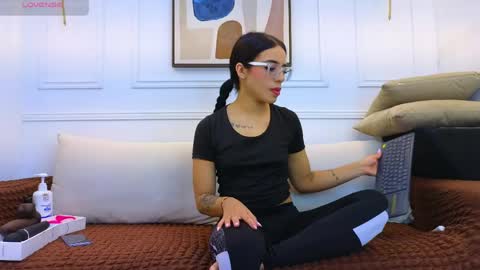 Rachel Donnelly online show from March 31, 1:07 am