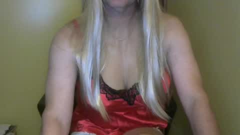 Snapshot of rachelcrossxo chatting on June 11, 10:30 pm RachelCrossXO online show from June 11, 10:30 pm