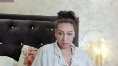 Snapshot of raelledarkstar chatting on April 24, 8:50 am raelledarkstar online show from April 24, 8:50 am