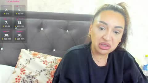 Snapshot of raelledarkstar chatting on April 28, 8:19 am raelledarkstar online show from April 28, 8:19 am
