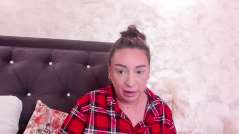 Snapshot of raelledarkstar chatting on May 7, 7:47 am raelledarkstar online show from May 7, 7:47 am